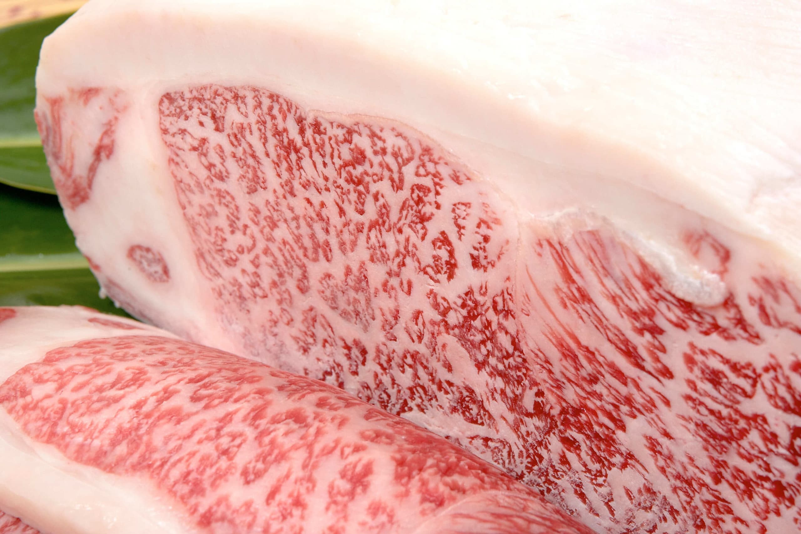 霜降りが美しい和牛ブロックのイメージ写真。素材の品質と高級感を伝えるメニュー・広告用撮影。