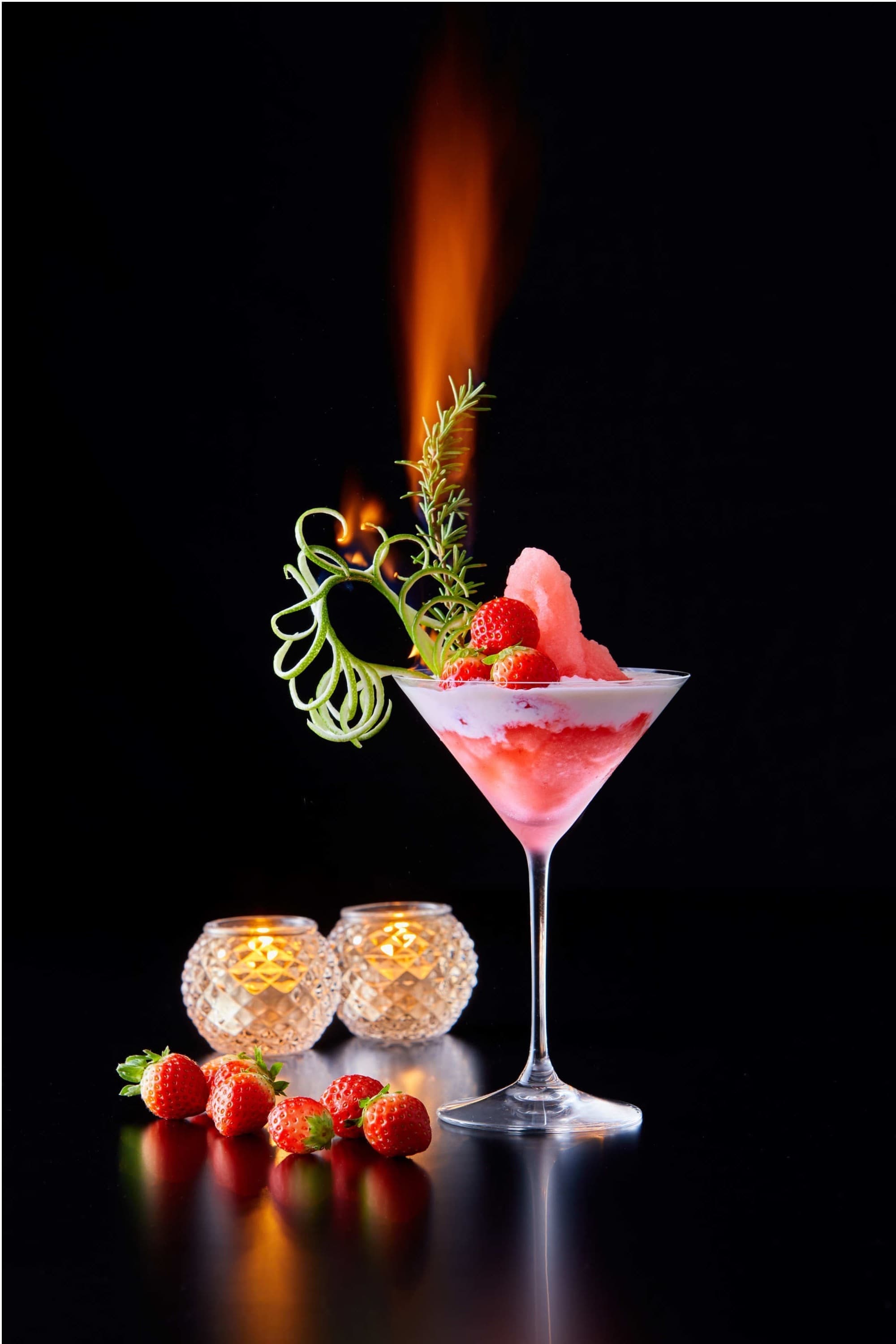 炎の演出を取り入れたカクテルのイメージ写真。バーやレストランの世界観を表現するビジュアル撮影。